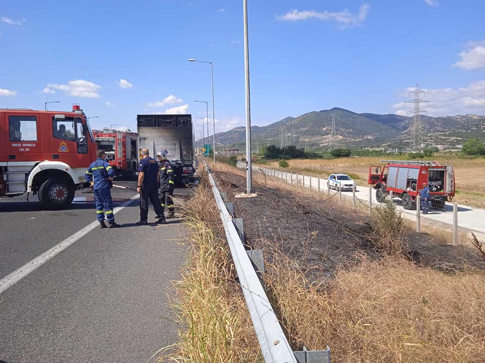 Κάηκε φορτηγό κοντά στον Ίασμο Κάηκε φορτηγό κοντά στον Ίασμο