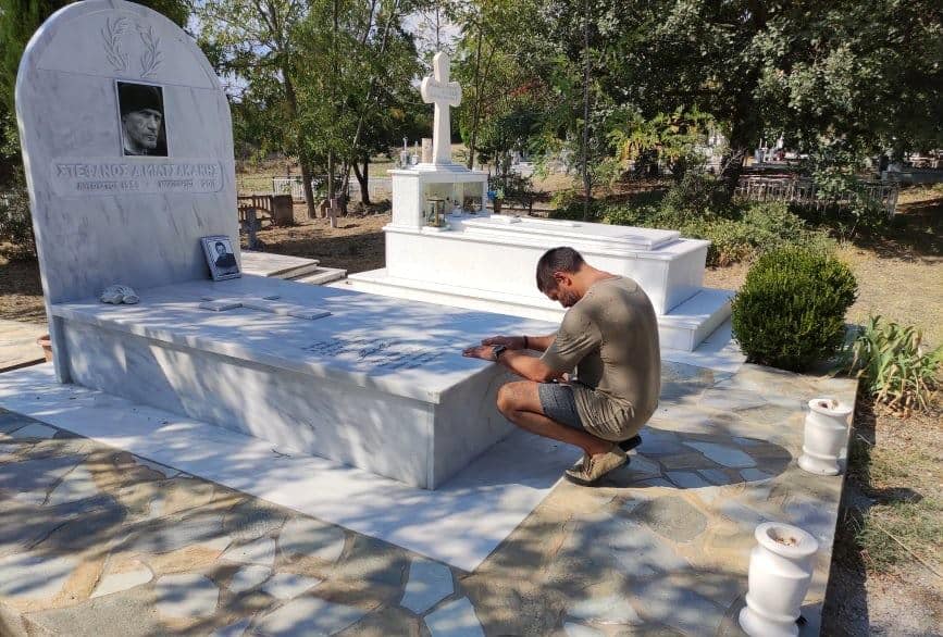 Στον τάφο του Έλληνα «γίγαντα» Στέφανου Μιλτσακάκη στον Προβατώνα Σουφλίου, ο Χολιγουντιανός ηθοποιός Manu Benett