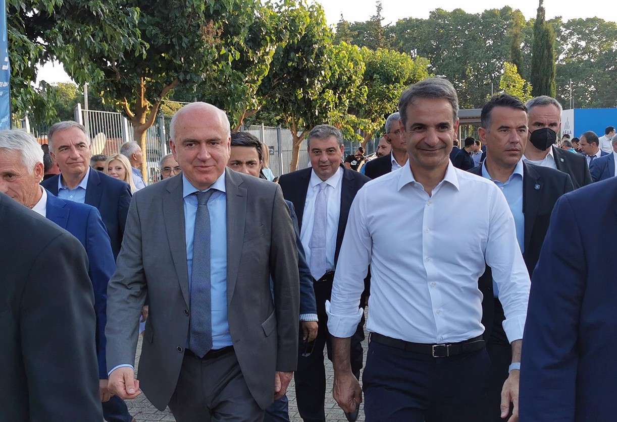 Με την αξία του και όχι σε ξένες πλάτες (λέμε τώρα) Με την αξία του και όχι σε ξένες πλάτες (λέμε τώρα)