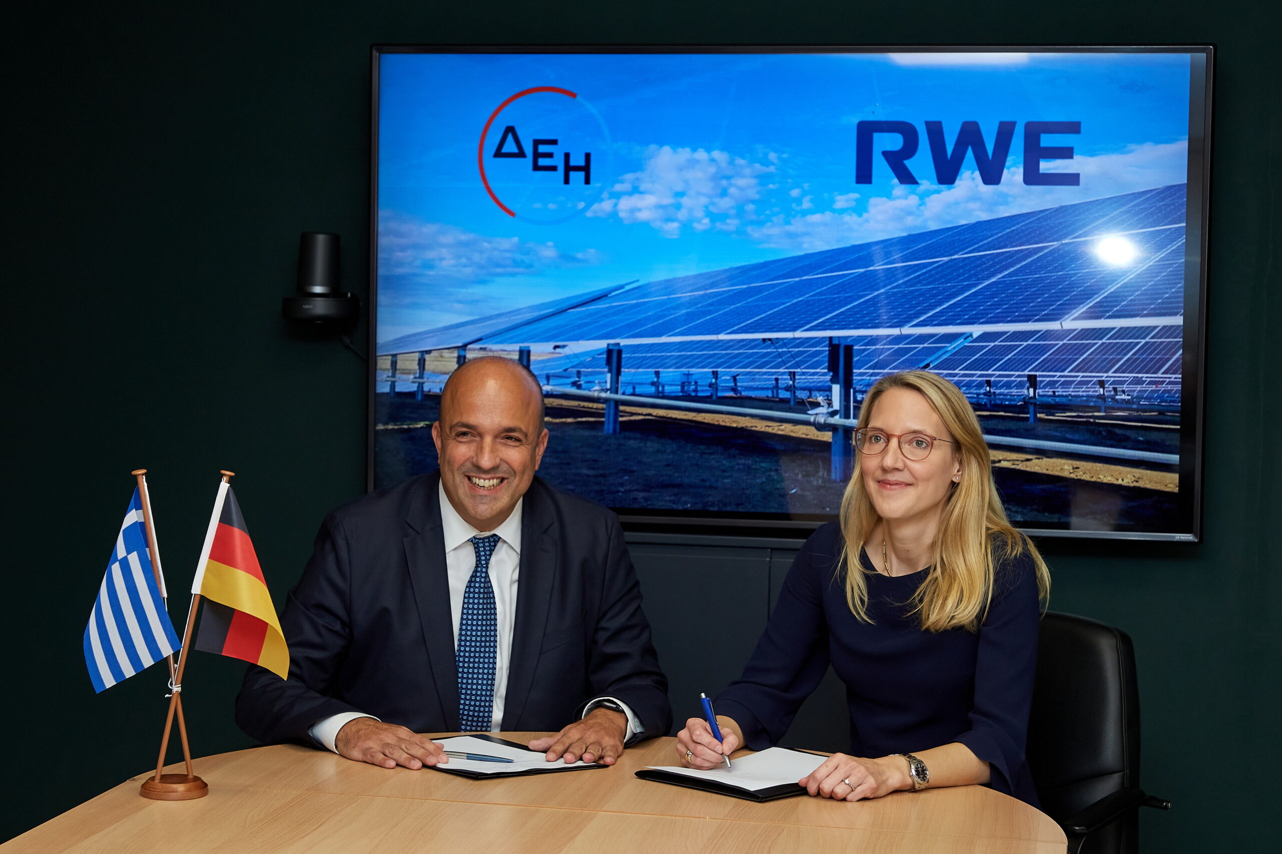 Ισχυρή σύμπραξη για την Ελλάδα: Η RWE και η ΔΕΗ δημιουργούν κοινοπραξία για την υλοποίηση έργων ανανεώσιμων πηγών ενέργειας Ισχυρή σύμπραξη για την Ελλάδα: Η RWE και η ΔΕΗ δημιουργούν κοινοπραξία για την υλοποίηση έργων ανανεώσιμων πηγών ενέργειας