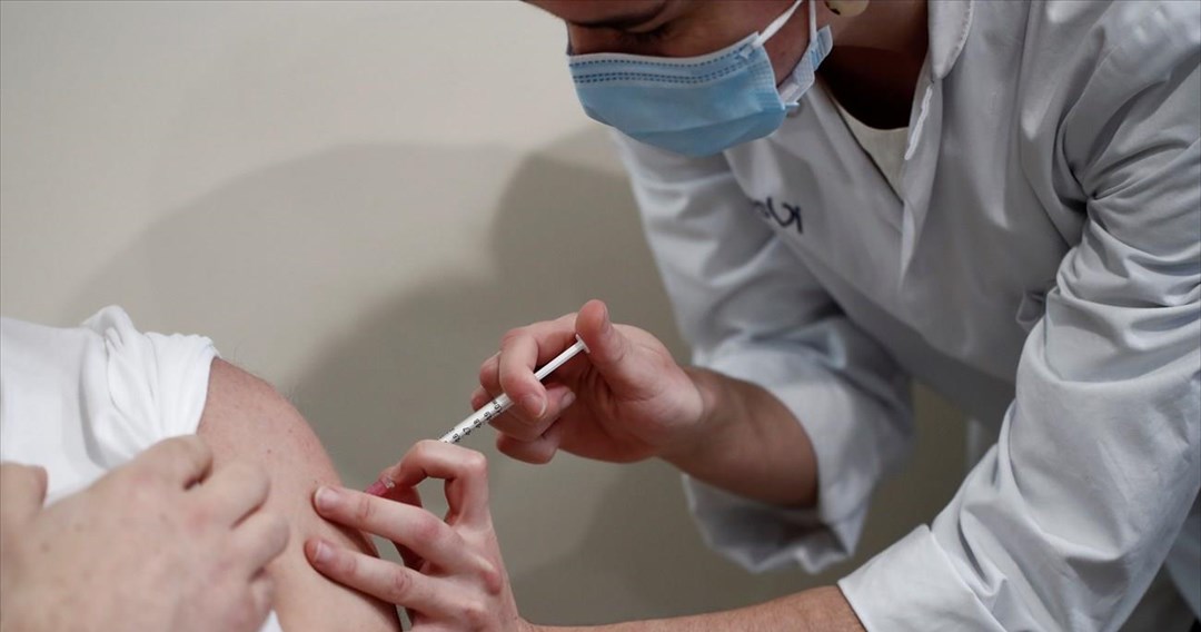 Εμβολιασμός: Τρίτη δόση και για τους άνω των 50 ετών – Την Κυριακή ανοίγει η πλατφόρμα των ραντεβού