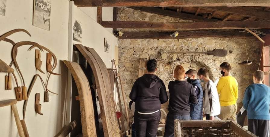 Μαθητές του 5ου γυμνασίου στο Λαογραφικό Μουσείο Κομοτηνής Μαθητές του 5ου γυμνασίου στο Λαογραφικό Μουσείο Κομοτηνής