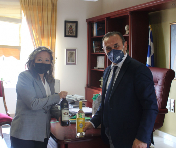 Η Γενική Πρόξενος των Η.Π.Α. στη Θεσσαλονίκη Elizabeth K. Lee στον Αντιπεριφερειάρχη Δράμας κ.Γεώργιο Παπαδόπουλο Η Γενική Πρόξενος των Η.Π.Α. στη Θεσσαλονίκη Elizabeth K. Lee στον Αντιπεριφερειάρχη Δράμας κ.Γεώργιο Παπαδόπουλο