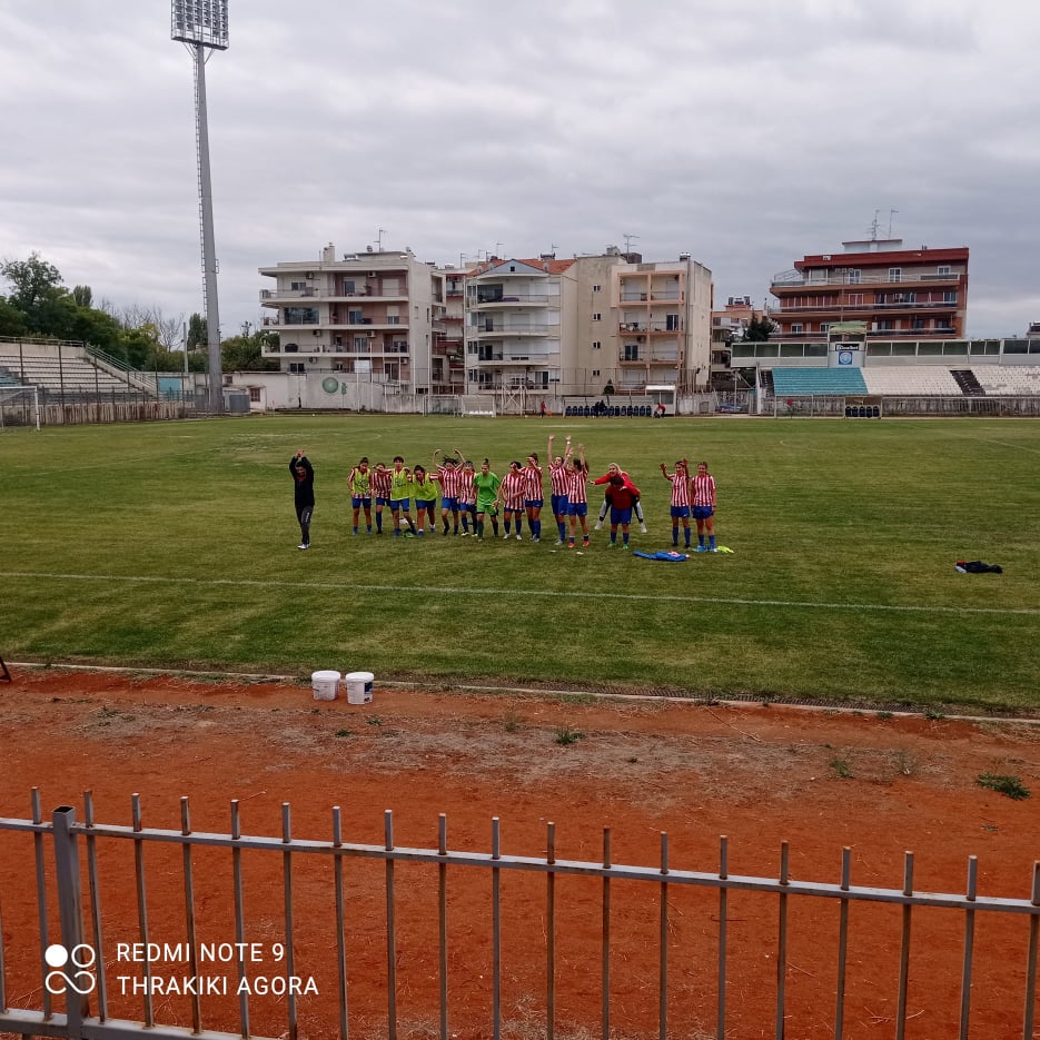 Με το «δεξί» τα κορίτσια της Ροδόπης΄87 Κομοτηνής Με το «δεξί» τα κορίτσια της Ροδόπης΄87 Κομοτηνής