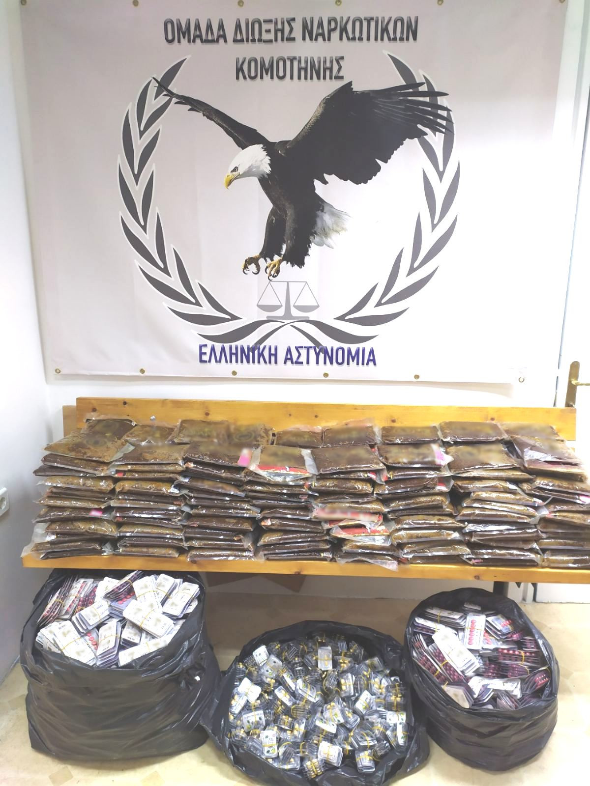 25.300 φαρμακευτικά σκευάσματα και 194 κιλά καπνού κατασχέθηκαν στο πλαίσιο συντονισμένης επιχείρησης από αστυνομικούς του Τμήματος Ασφάλειας Κομοτηνής