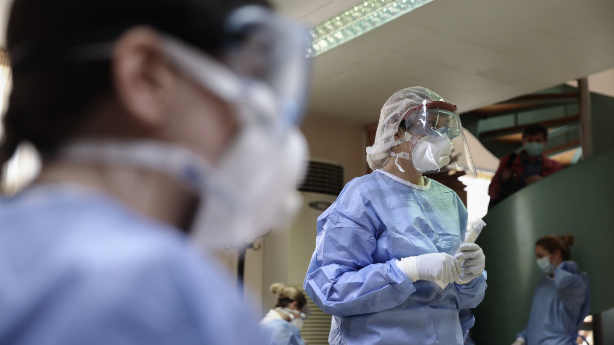 Νέο «μαύρο ρεκόρ» με 6.909 κρούσματα, 450 διασωληνωμένοι, 48 έχασαν τη ζωή τους, στα νοσοκομεία εισήχθησαν 356 ασθενείς Νέο «μαύρο ρεκόρ» με 6.909 κρούσματα, 450 διασωληνωμένοι, 48 έχασαν τη ζωή τους, στα νοσοκομεία εισήχθησαν 356 ασθενείς