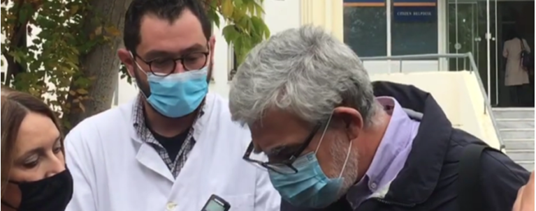 Γιατρός κατέρρευσε μπροστά στις κάμερες έξω από το νοσοκομείο στη Λάρισα