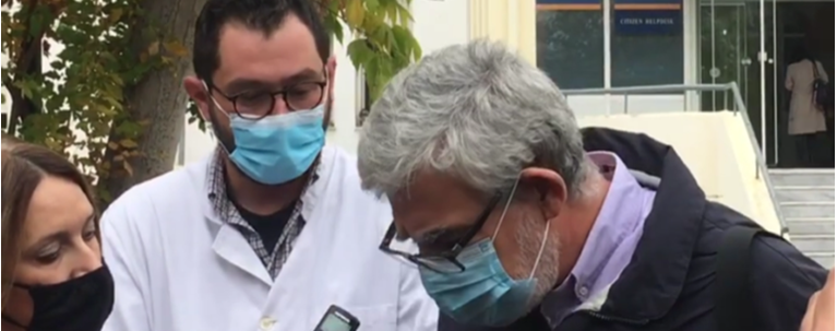 Γιατρός κατέρρευσε μπροστά στις κάμερες έξω από το νοσοκομείο στη Λάρισα Γιατρός κατέρρευσε μπροστά στις κάμερες έξω από το νοσοκομείο στη Λάρισα