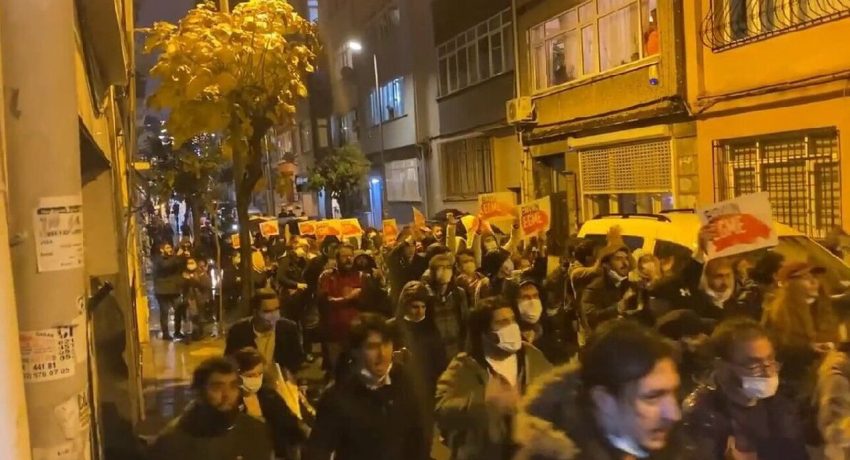 Τουρκία – Η κατάρρευση της οικονομίας έβγαλε τους πολίτες στους δρόμους – Ζητούν παραίτηση Ερντογάν (βίντεο)