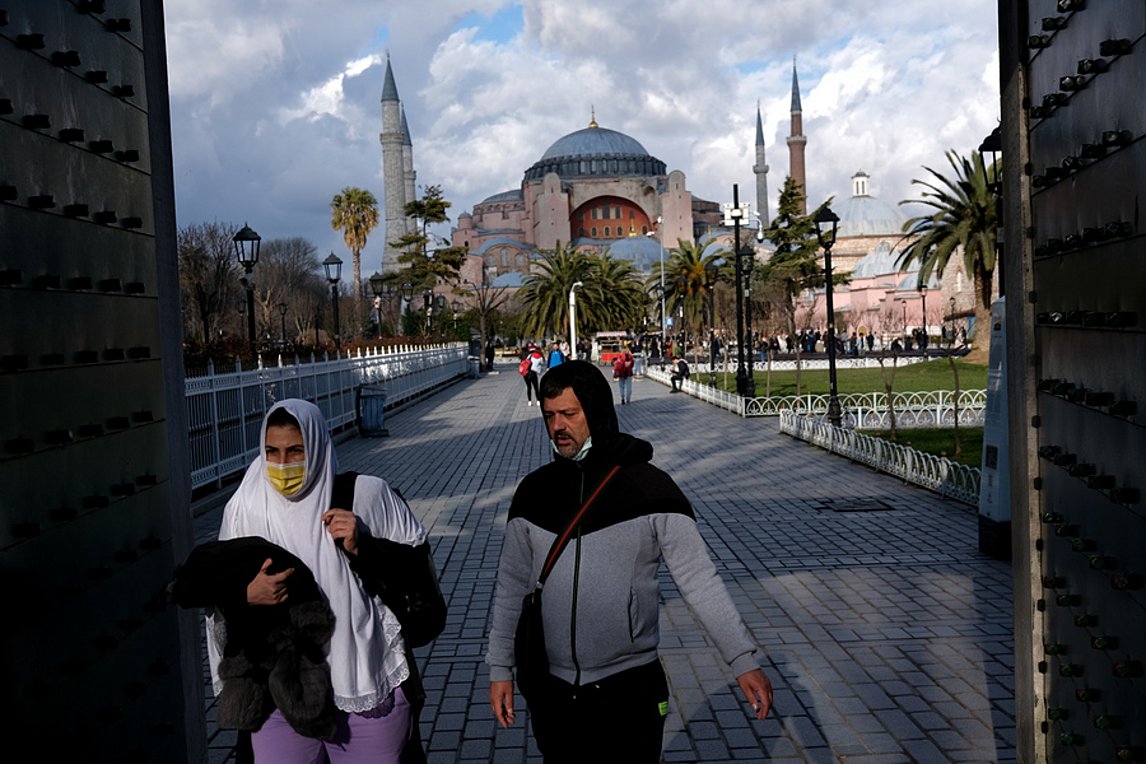 Ασταμάτητη η κατρακύλα της τουρκικής λίρας. Οικονομικό κραχ στην Τουρκία