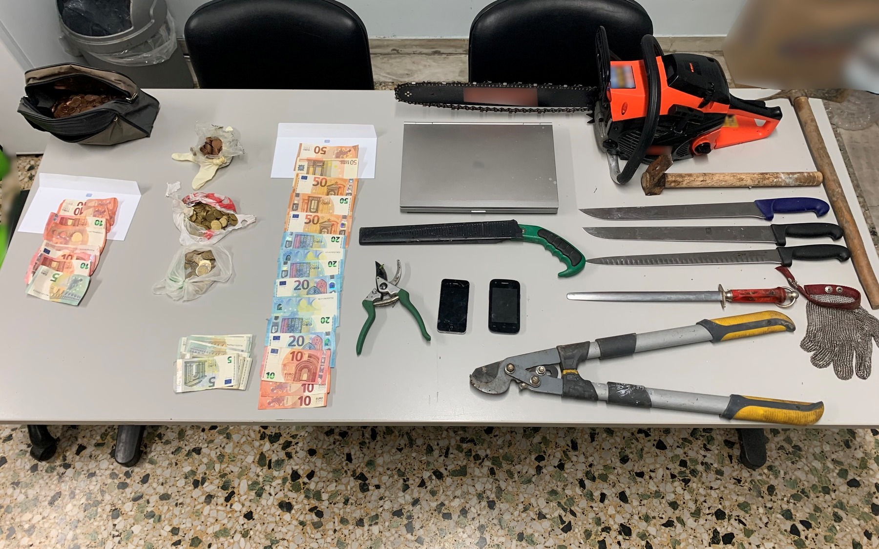 Εξιχνιάστηκαν 1 κλοπή αυτοκινήτου και 4 διαρρήξεις καταστημάτων και οχήματος σε περιοχές της Καβάλας και της Δράμας Εξιχνιάστηκαν 1 κλοπή αυτοκινήτου και 4 διαρρήξεις καταστημάτων και οχήματος σε περιοχές της Καβάλας και της Δράμας