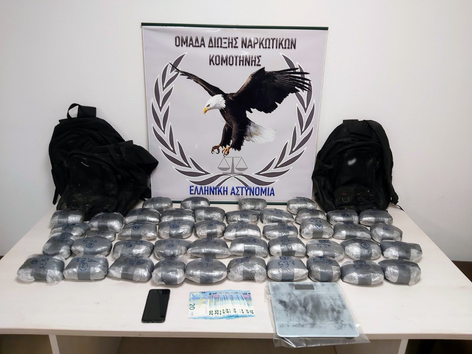 Συνελήφθη κατά τη διάρκεια οργανωμένης αστυνομικής επιχείρησης ένας αλλοδαπός κατηγορούμενος για διακίνηση ναρκωτικών Συνελήφθη κατά τη διάρκεια οργανωμένης αστυνομικής επιχείρησης ένας αλλοδαπός κατηγορούμενος για διακίνηση ναρκωτικών