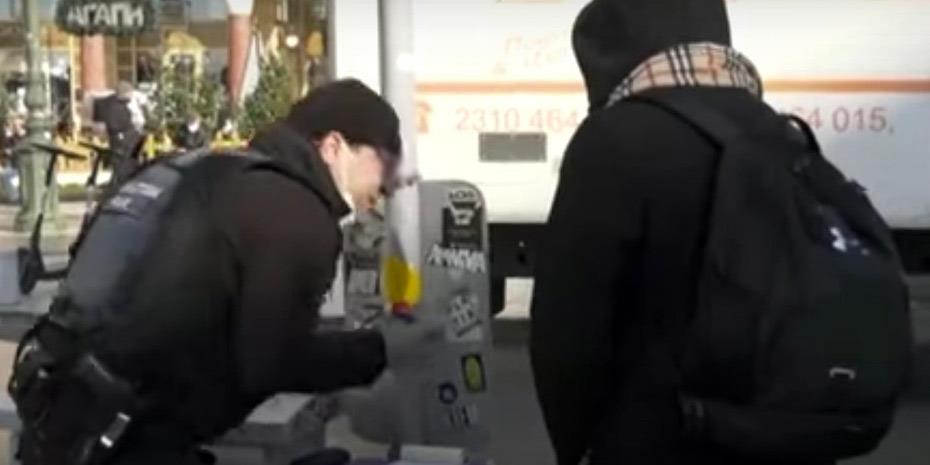 Αστυνομικός χωρίς μάσκα βάζει πρόστιμο για… μη χρήση μάσκας ! Αστυνομικός χωρίς μάσκα βάζει πρόστιμο για… μη χρήση μάσκας !