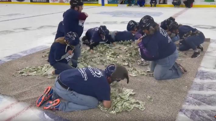 Δάσκαλοι κυλιούνται στο πάτωμα για να μαζέψουν λεφτά για τα σχολεία τους ( + VIDEO)