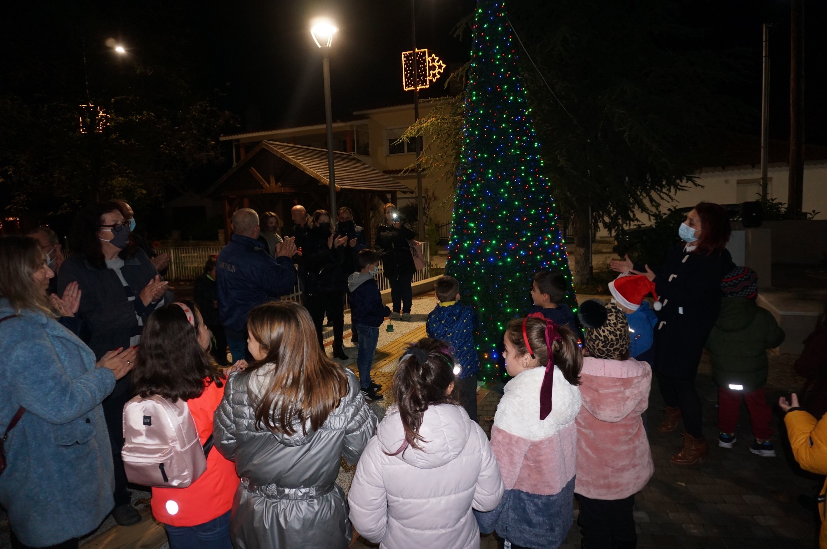 Φωτίστηκαν τα χριστουγεννιάτικα δέντρα σε τρεις οικισμούς