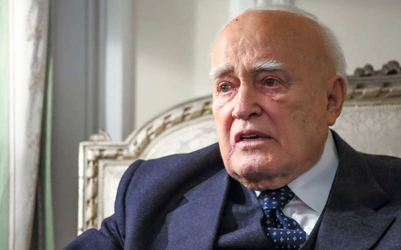 Ο Κάρολος Παπούλιας έχει την καθολική αναγνώριση Ο Κάρολος Παπούλιας έχει την καθολική αναγνώριση