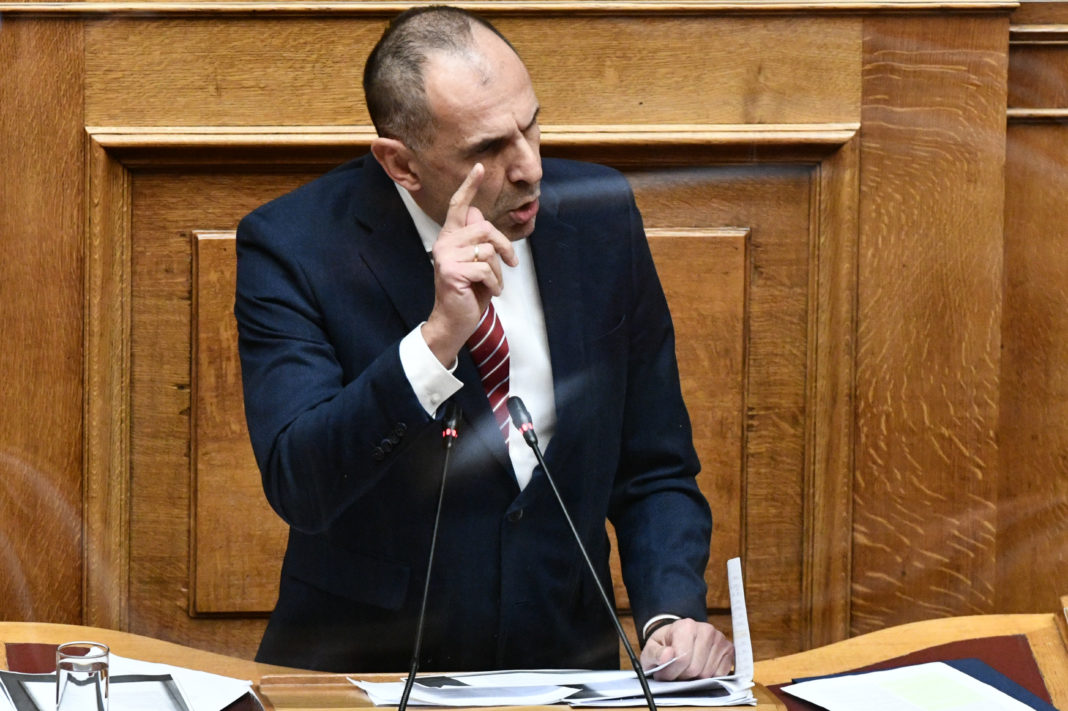Ένταση και αποχώρηση βουλευτών του ΣΥΡΙΖΑ κατά την ομιλία Γεραπετρίτη
