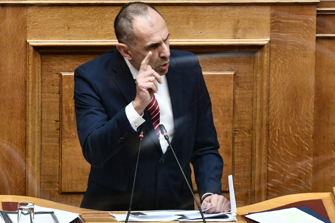 Ένταση και αποχώρηση βουλευτών του ΣΥΡΙΖΑ κατά την ομιλία Γεραπετρίτη Ένταση και αποχώρηση βουλευτών του ΣΥΡΙΖΑ κατά την ομιλία Γεραπετρίτη