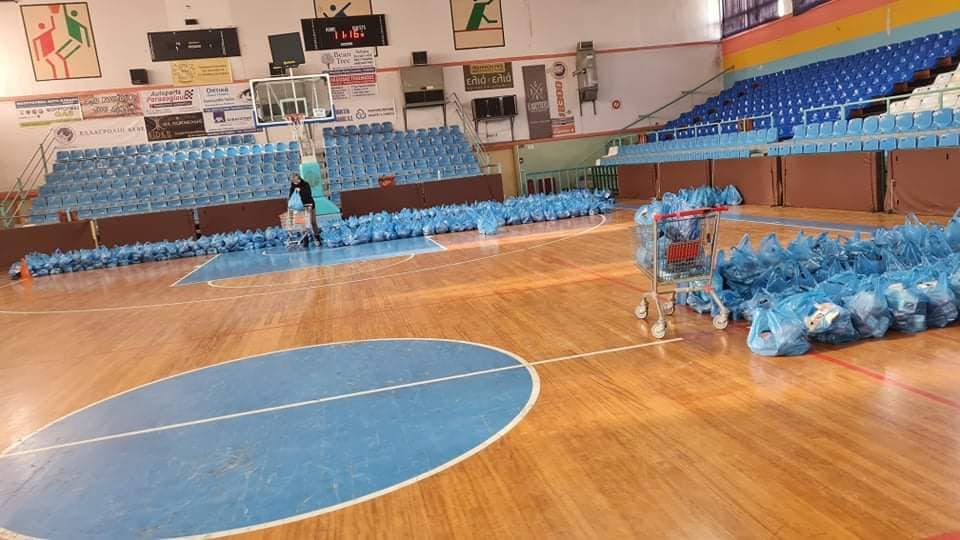 Διανομή τροφίμων στους δικαιούχους του Κοινωνικού Παντοπωλείου του Δήμου Καβάλας Διανομή τροφίμων στους δικαιούχους του Κοινωνικού Παντοπωλείου του Δήμου Καβάλας