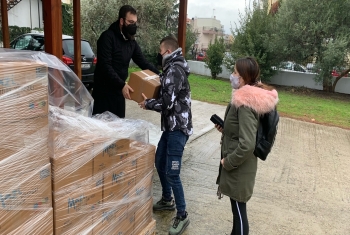 Διανομή δεμάτων τροφίμων από την Ι.Μ. Μαρωνείας και Κομοτηνής Διανομή δεμάτων τροφίμων από την Ι.Μ. Μαρωνείας και Κομοτηνής