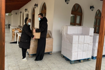 Διανομή τροφίμων σε άπορες οικογένειες από τη “ΣΥΝ-ΕΝΩΣΗ” και την Ι.Μ. Μαρωνείας και Κομοτηνής Διανομή τροφίμων σε άπορες οικογένειες από τη “ΣΥΝ-ΕΝΩΣΗ” και την Ι.Μ. Μαρωνείας και Κομοτηνής