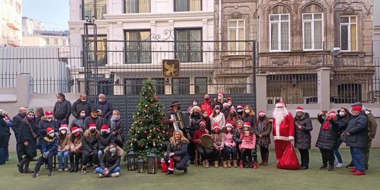 Οι Έλληνες της Πόλης τραγούδησαν και φέτος τα κάλαντα Οι Έλληνες της Πόλης τραγούδησαν και φέτος τα κάλαντα