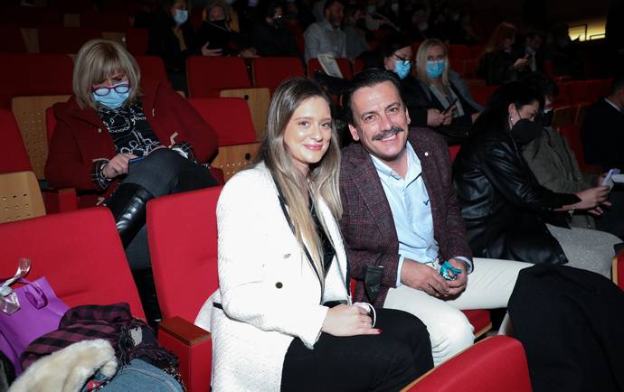 Ο Τόνι Σφήνος χωρίς περούκες και κοστούμια και με τη σύζυγό του στο πλευρό του Ο Τόνι Σφήνος χωρίς περούκες και κοστούμια και με τη σύζυγό του στο πλευρό του