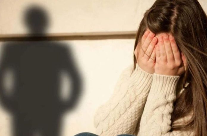 Οικογενειακός φίλος παρέσυρε 14χρονη σε ξενοδοχείο. Πώς το αντιλήφθηκαν οι γονείς της ανήλικης. Οικογενειακός φίλος παρέσυρε 14χρονη σε ξενοδοχείο. Πώς το αντιλήφθηκαν οι γονείς της ανήλικης.