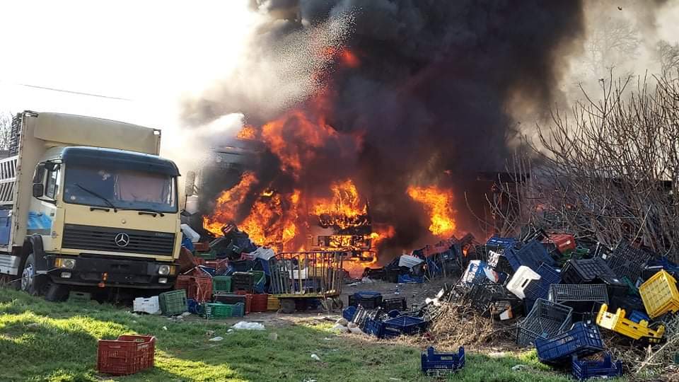 Φωτιά σε πυκνοκατοικημένη περιοχή της Κομοτηνής – Άμεσα επενέβη η Πυροσβεστική