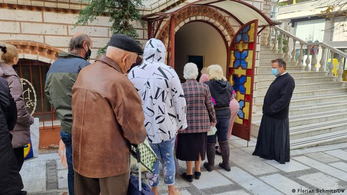 Hλικιωμένοι στην ουρά για το συσσίτιο Hλικιωμένοι στην ουρά για το συσσίτιο