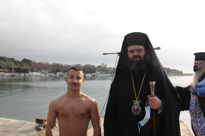 Νυν μπασκετμπολίστας με παρελθόν σε ΚΟΚ και ΓΑΣ έπιασε τον Σταυρό στη Μαρώνεια και τιμάται από τον Πόντο Θρυλορίου Νυν μπασκετμπολίστας με παρελθόν σε ΚΟΚ και ΓΑΣ έπιασε τον Σταυρό στη Μαρώνεια και τιμάται από τον Πόντο Θρυλορίου