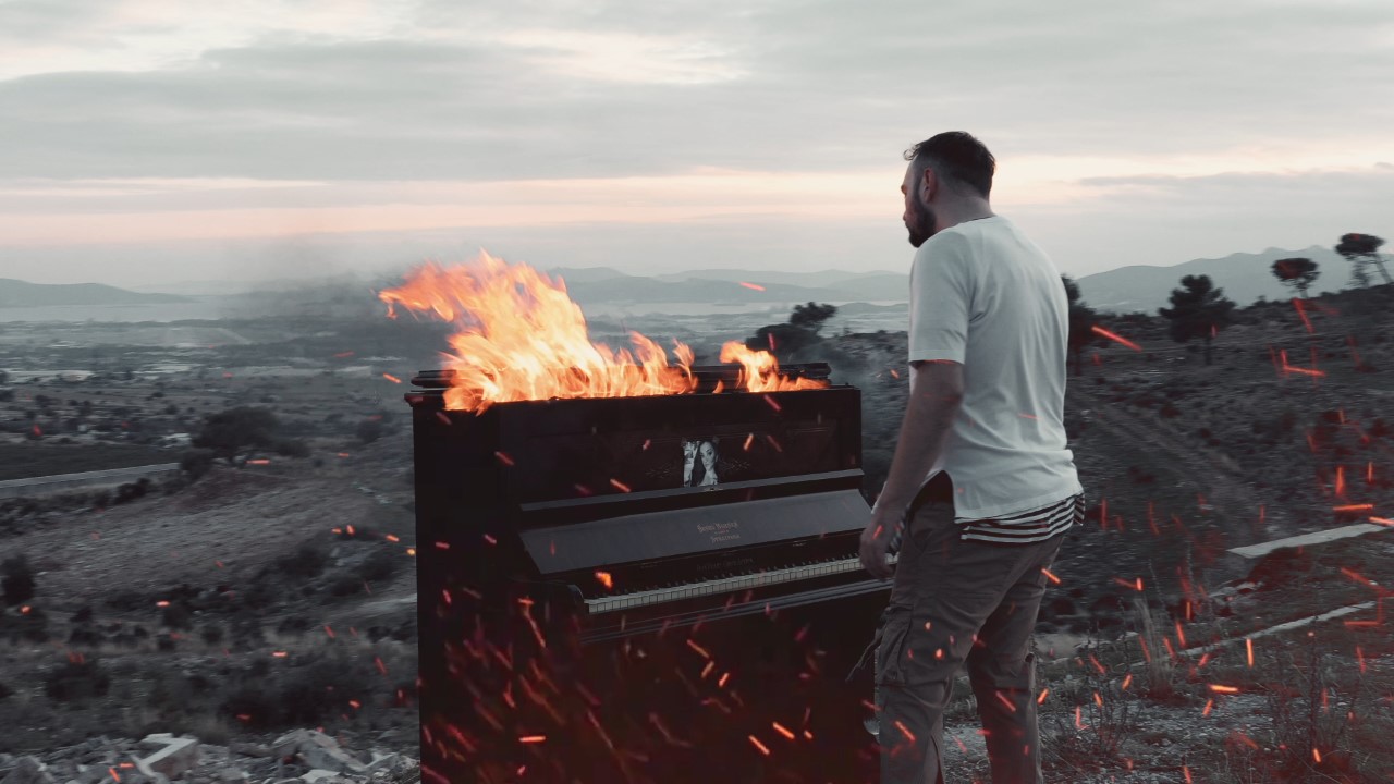 «Τώρα δεν ζω»: Νέο τραγούδι με εντυπωσιακό βίντεο κλιπ για τον Σπύρο Μακρή