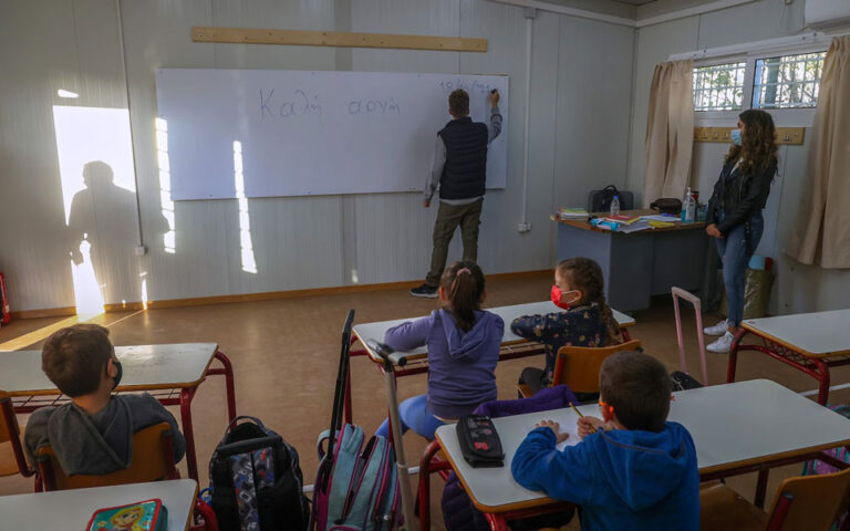 Τι γίνεται αν βρεθεί κρούσμα σε μαθητή ή εκπαιδευτικό.Τι αλλάζει, πόσο θα μείνουν σε καραντίνα Τι γίνεται αν βρεθεί κρούσμα σε μαθητή ή εκπαιδευτικό.Τι αλλάζει, πόσο θα μείνουν σε καραντίνα