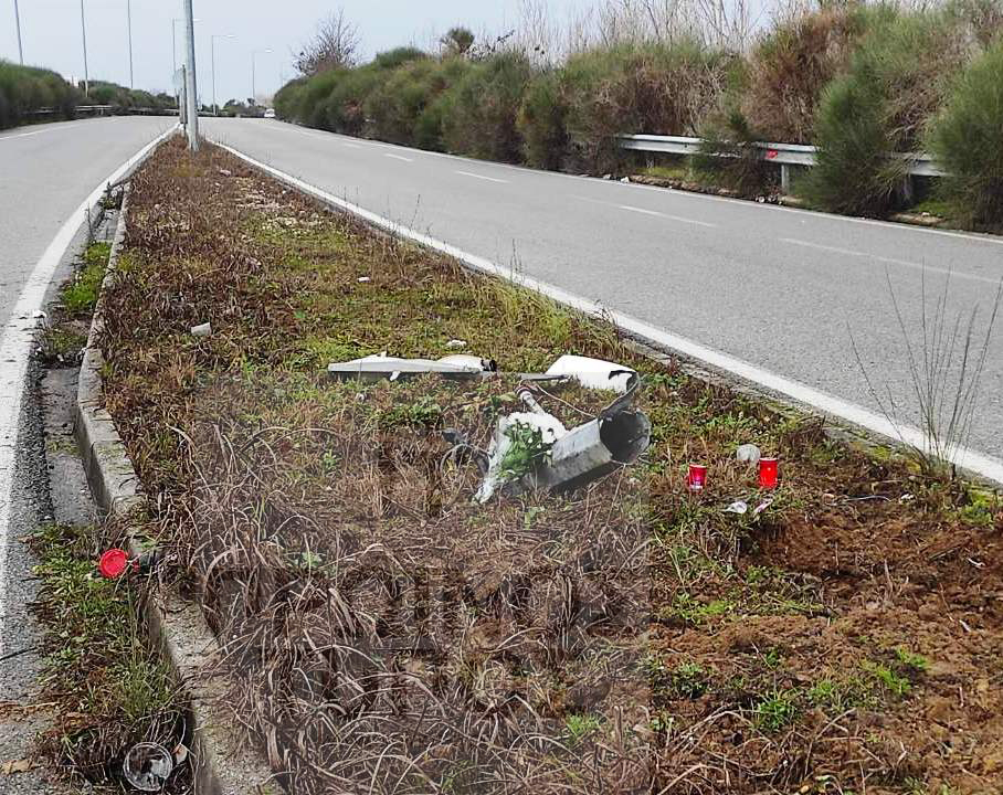 Λουλούδια και κεριά στο σημείο που έχασε την ζωή του ο Χρήστος Κυριακίδης