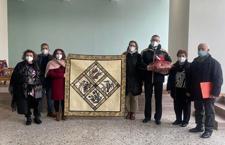 Ο Αυστραλός Πρέσβης δώρισε ένα οικογενειακό κεντητό χαλί στο σύλλογο Ποντίων Θρυλορίου Ο Αυστραλός Πρέσβης δώρισε ένα οικογενειακό κεντητό χαλί στο σύλλογο Ποντίων Θρυλορίου