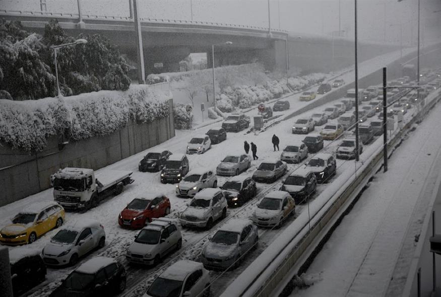 Αποζημίωση 2.000 ευρώ ανά εγκλωβισμένο αυτοκίνητο στην Αττική Οδό