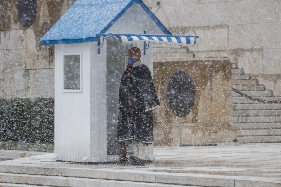 Στέκουν ακίνητοι οι Εύζωνες στο Σύνταγμα, παρά την έντονη χιονόπτωση και παγετό…