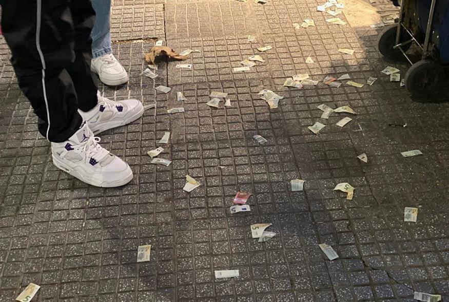 Θεσσαλονίκη: Άνδρας σκόρπισε σκισμένα χαρτονομίσματα στην Τσιμισκή