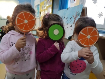 Τα φρούτα του Χειμώνα και η στοματική υγιεινή στους βρεφονηπιακούς σταθμούς της Ι.Μ. Μαρώνειας και Κομοτηνής Τα φρούτα του Χειμώνα και η στοματική υγιεινή στους βρεφονηπιακούς σταθμούς της Ι.Μ. Μαρώνειας και Κομοτηνής