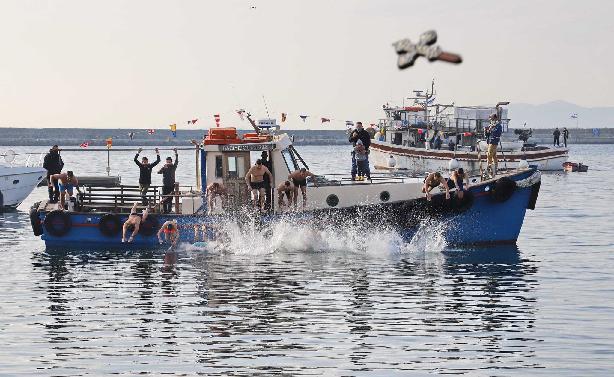 Τελετή καθαγιασμού των υδάτων στο λιμάνι Καβάλας