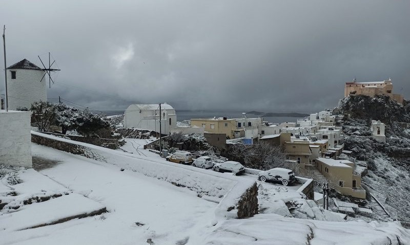 «Άσπρισαν» οι Κυκλάδες – Όμορφες εικόνες από τα νησιά