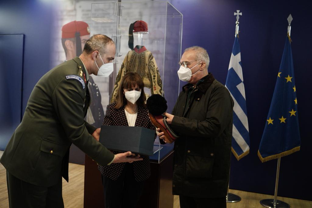 Στην Προεδρική Φρουρά η Κατερίνα Σακελλαροπούλου για την τελετή εορτασμού του Άη Γιώργη του Φουστανελά