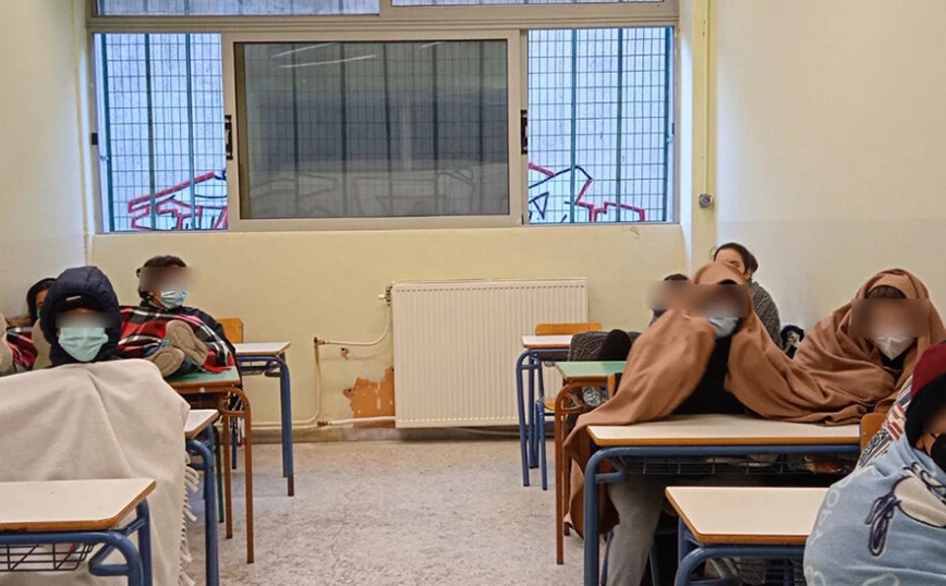 Με κουβέρτες και ανοιχτά παράθυρα στις τάξεις μαθητές/τριες σε σχολεία της Βόρειας Ελλάδας