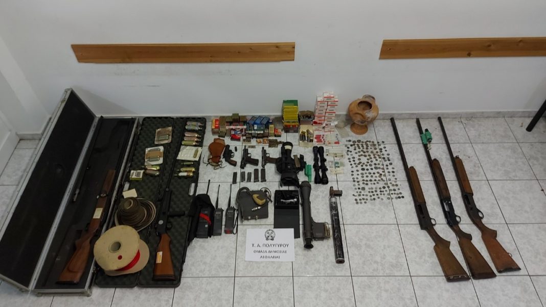 Δύο συλλήψεις στη Χαλκιδική για κατοχή όπλων και αρχαίων νομισμάτων