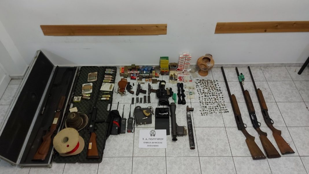 Δύο συλλήψεις στη Χαλκιδική για κατοχή όπλων και αρχαίων νομισμάτων Δύο συλλήψεις στη Χαλκιδική για κατοχή όπλων και αρχαίων νομισμάτων