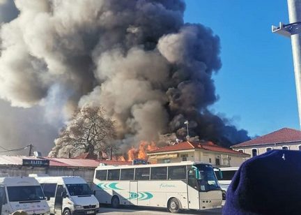 Ξάνθη: Υπό πλήρη έλεγχο τέθηκε η φωτιά στις καπναποθήκες Ξάνθη: Υπό πλήρη έλεγχο τέθηκε η φωτιά στις καπναποθήκες