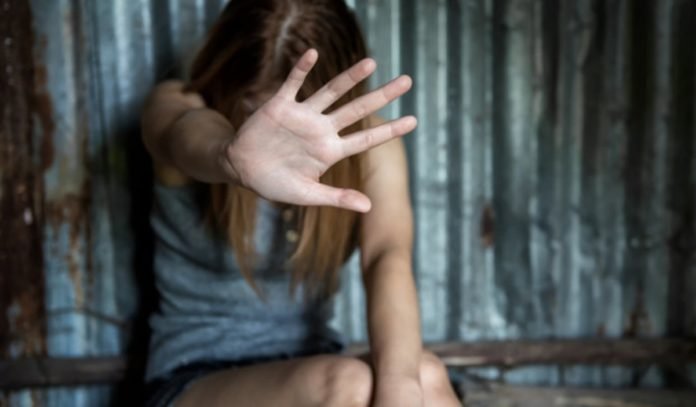 16χρονη μήνυσε παίκτη του φετινού Survivor για προσβολή γενετήσιας αξιοπρέπειας 16χρονη μήνυσε παίκτη του φετινού Survivor για προσβολή γενετήσιας αξιοπρέπειας