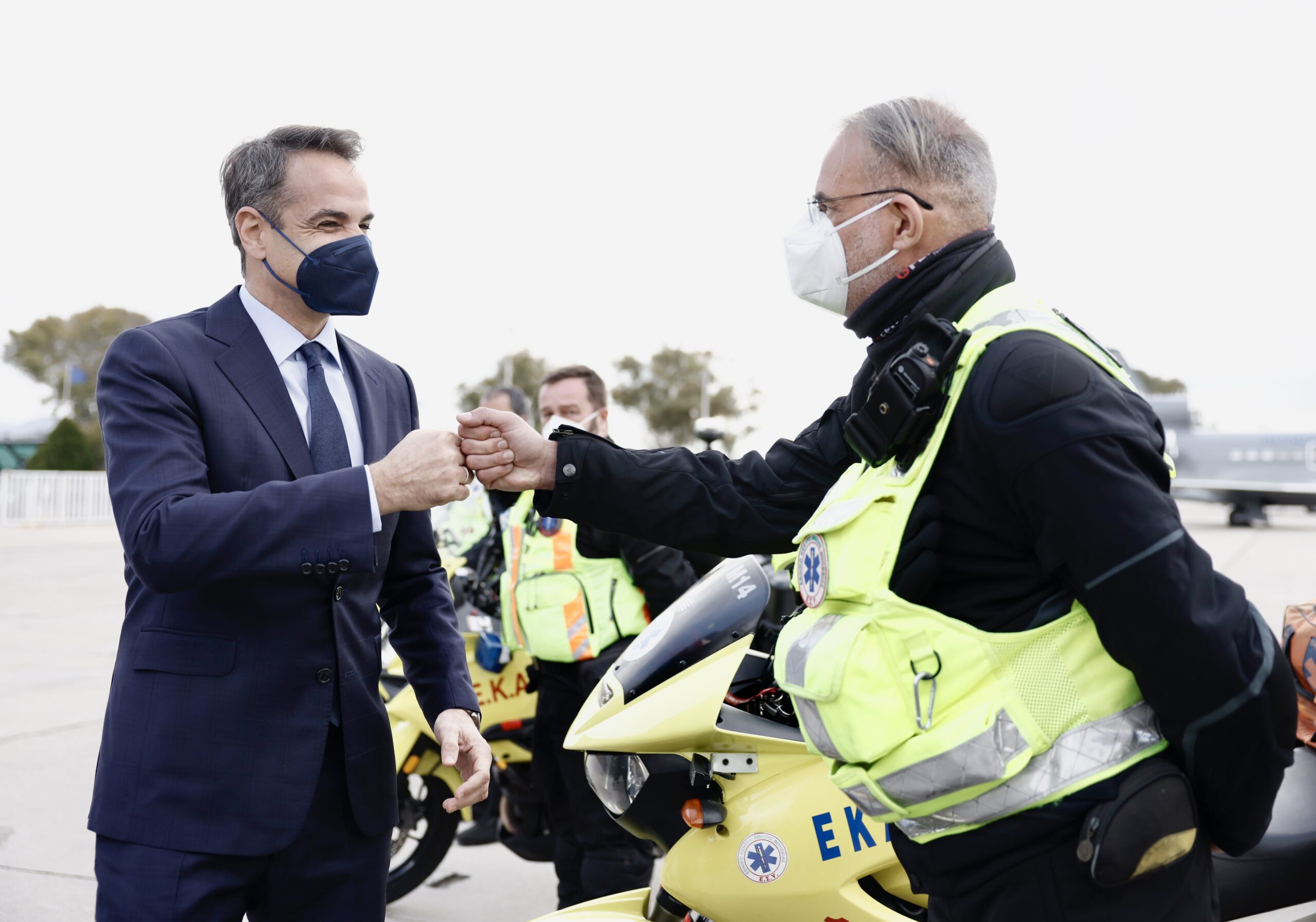 O Kυριάκος Μητσοτάκης σε τιμητική εκδήλωση για τους διασώστες, τους νοσηλευτές και του γιατρούς του ΕΚΑΒ στην αεροπορική βάση της Ελευσίνας