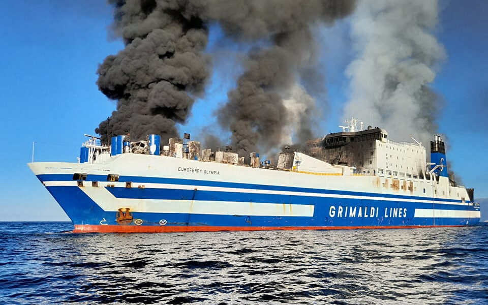 «Euroferry Olympia»: Απεγκλωβίστηκαν 2 από τους εγκλωβισμένους στο πλοίο που φλέγεται