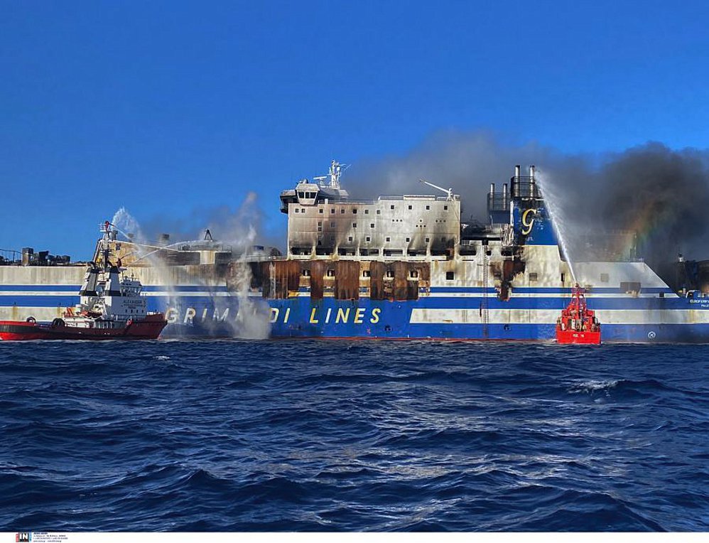 «Euroferry Olympia»: Ερευνώνται τα αίτια για το πως ξεκίνησε η φωτιά «Euroferry Olympia»: Ερευνώνται τα αίτια για το πως ξεκίνησε η φωτιά
